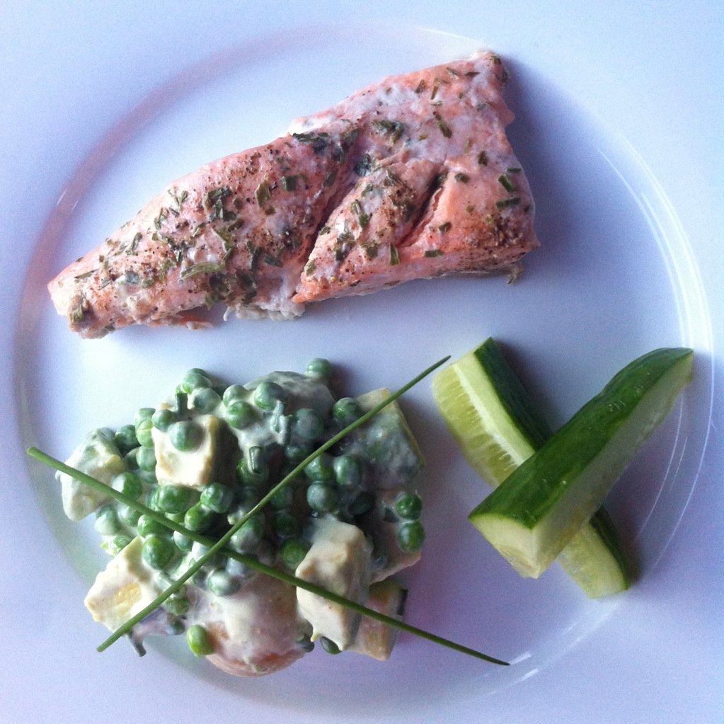 Springtime salad (salmon, new potato & peas)