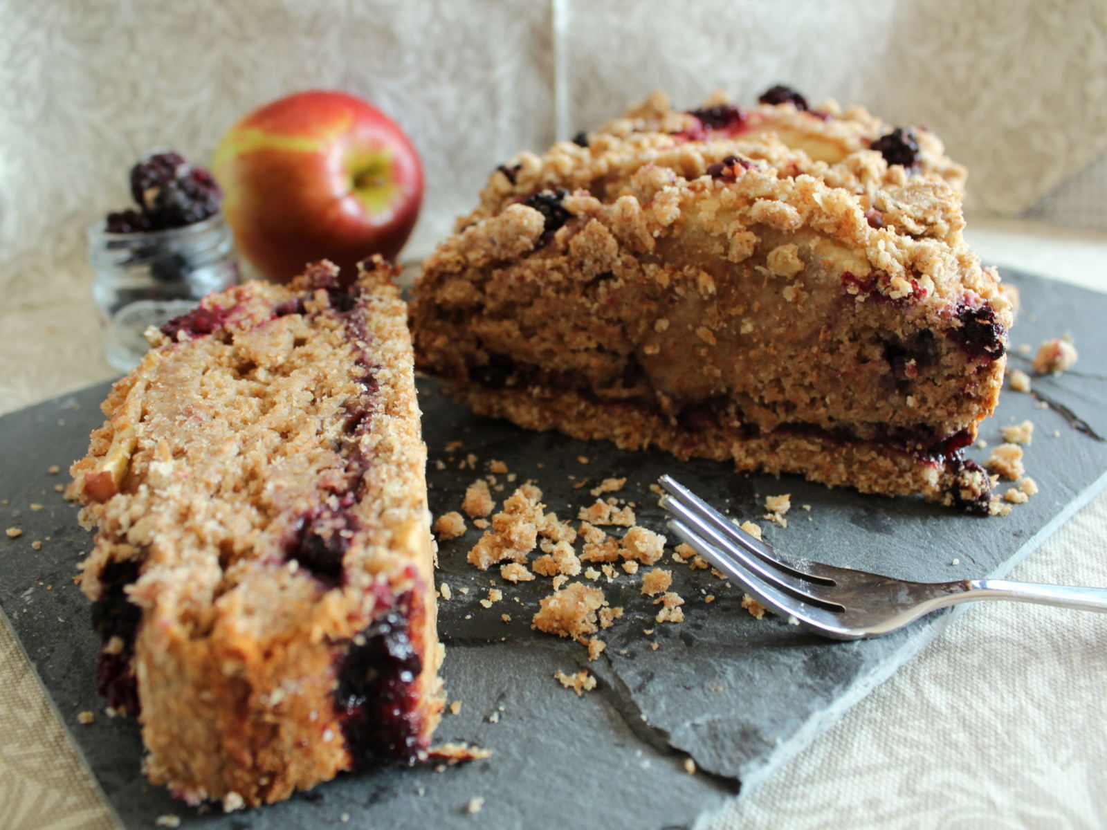 Vegan apple & Blackberry crumble cake